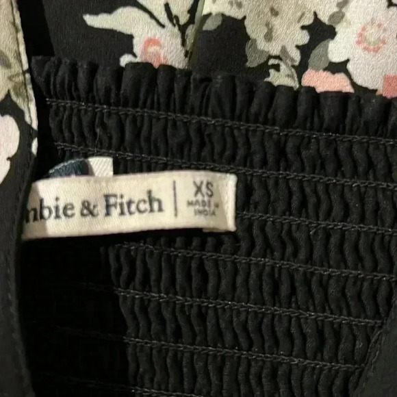 Abercrombie & Fitch floral V neck - Picture 3 of 5